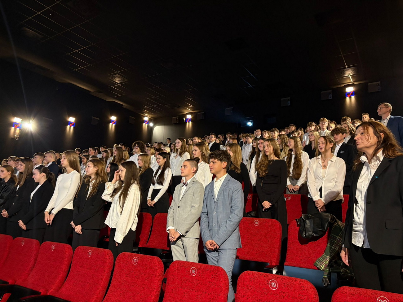 Zdjęcie Ślubowanie kl 1 2025 (51)d7167ff2-c72f-4ae5-98da-77b293ca79f4.jpg w galerii Ślubowanie klas pierwszych (6.10.2025)